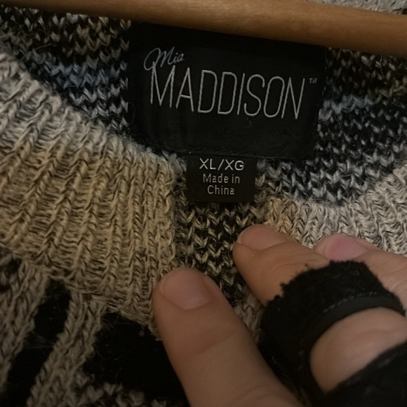 Mia Maddison sweater XL off white and black with a hook and eye closure at top - Picture 2 of 7